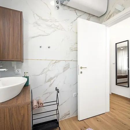 Luxury Lotus&lovor Apartment *