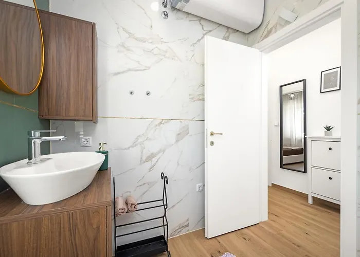 Luxury Lotus&lovor Apartment *